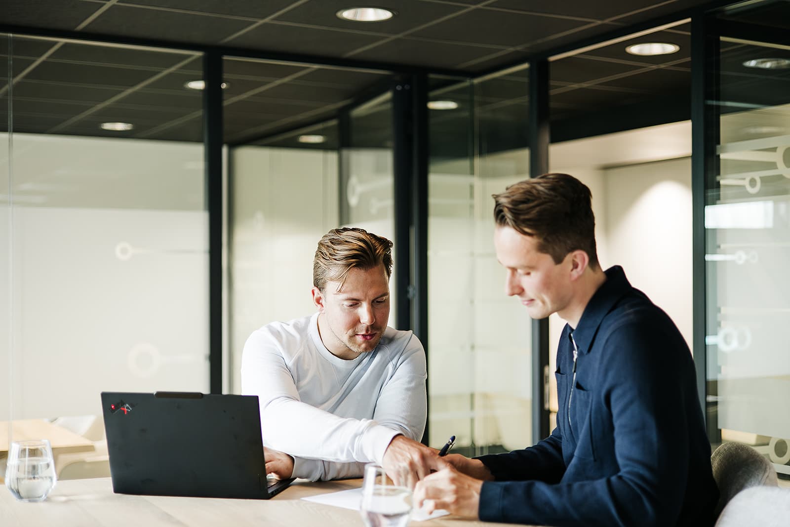 HetKanBeter team in gesprek over een opdracht
